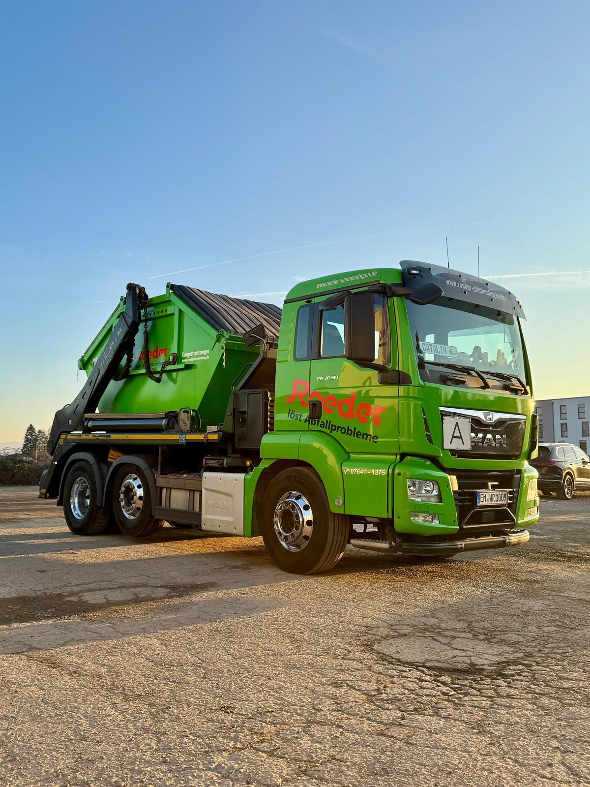 Container-Lkw der Walter Roeder GmbH auf dem Betriebsgelände