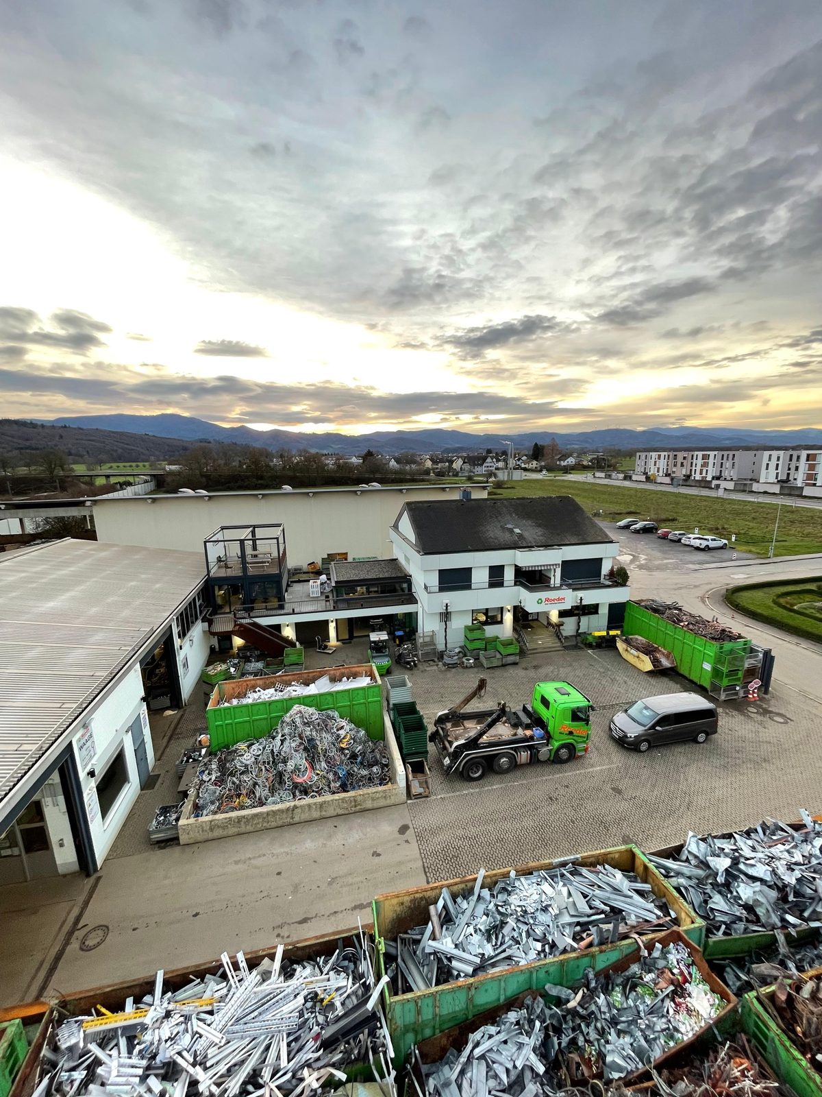 Betriebsgelände der Walter Roeder GmbH mit Schrott- und Metallcontainern
